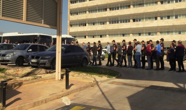 Antalya merkezli 10 ildeki FETÖ operasyonunda yakalanan 102 zanlı adliyede