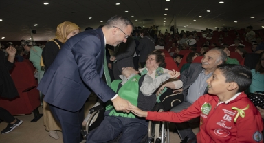 Bakan Kasapoğlu, serebral palsili çocuklarla bir araya geldi
