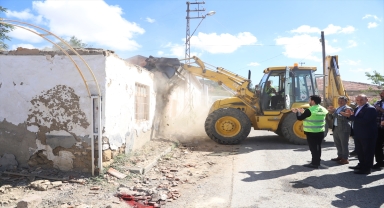 Bala'da kentsel dönüşüm projesinde bina yıkımları başladı