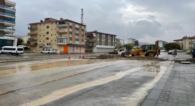 Başkentte inşaat için kazılan yoldaki çökme araçların hasar görmesine neden oldu