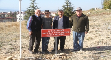Beyşehir'de Bartın'daki maden şehitlerinin anısına Türk bayrağı asıldı