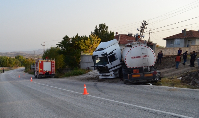 Çankırı'da arıza yapan akaryakıt tankeri sürücüsüz 100 metre geriye seyrederek yoldan çıktı