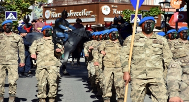 Çelik Kanatlar ve Jandarma Mehteran Takımı, Kırıkkale'de gösteri sundu
