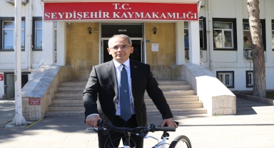 Çevreci kaymakamın gözde ulaşım aracı, makamına gidip geldiği bisikleti 