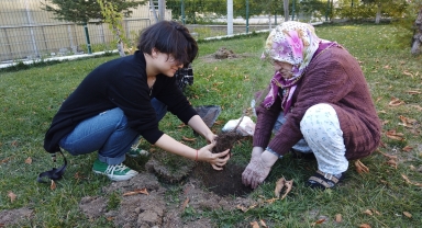 Çubuk'ta üniversite öğrencileri huzurevi sakinleriyle fidan dikti