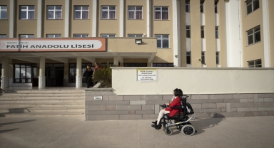 Derslere solunum cihazıyla giren Gamze öğretmen, sosyal medyadan da ilham oluyor