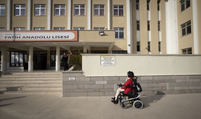 Derslere solunum cihazıyla giren Gamze öğretmen, sosyal medyadan da ilham oluyor