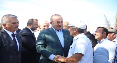 Dışişleri Bakanı Çavuşoğlu, Manavgat'ta yeni evlerine kavuşan aileleri ziyaret etti