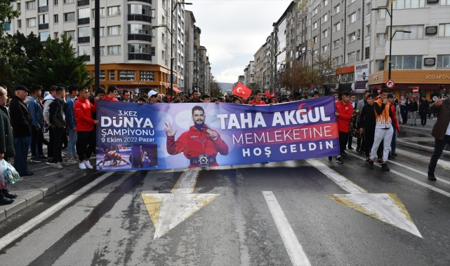 Dünya şampiyonu milli güreşçi Taha Akgül, memleketi Sivas'ta çiçeklerle karşılandı: