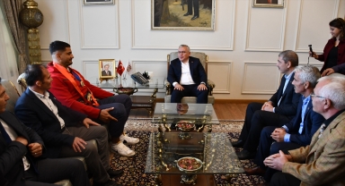 Dünya şampiyonu Taha Akgül, Sivas Valiliği ve Belediyesini ziyaret etti