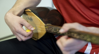 Dünya üçüncüsü bilardocu Denizcan Akkoca, bağlamasıyla da gönüllere sesleniyor