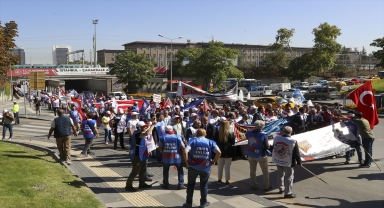 Eğitim-İş öğretmenlerle ilgili bazı düzenlemelerin geri çekilmesi talebiyle yürüyüş düzenledi