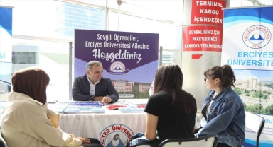 ERÜ Rektörü Fatih Altun, üniversiteye yerleşen öğrencileri otobüs terminalinde karşıladı