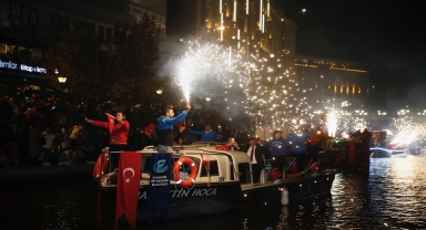 Eskişehir'de Porsuk Çayı'nda botlarla fener alayı yapıldı