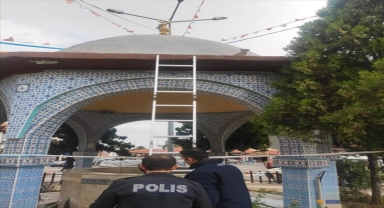 Eskişehir'de şadırvanın çatısında mahsur kalan kedi yavrusu kurtarıldı