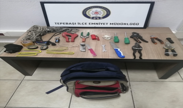 Eskişehir'de yer altındaki kabloları kesmeye çalışan 2 hırsızlık zanlısı tutuklandı