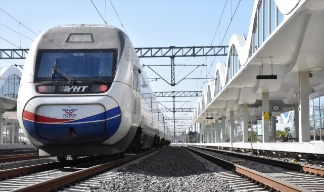 Eskişehir-İstanbul YHT hattında ek seferler devam ediyor