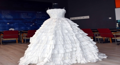 Geri dönüşüm farkındalığı için medikal maskelerden gelinlik tasarladı