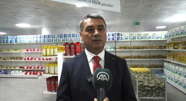 Gölbaşı Belediye Başkanı Şimşek, Paylaşım Noktası ve Sosyal Marketi ziyaret etti