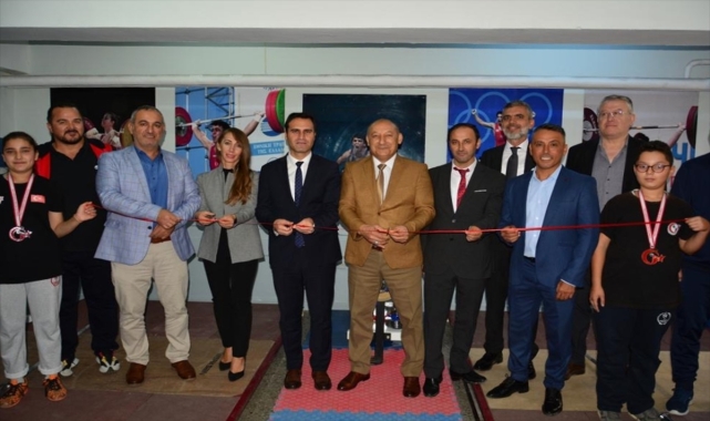 Halter Federasyonu Başkanı Talat Ünlü, halter salonunun açılışına katıldı