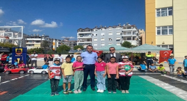 Jandarma, Finike'de anaokulu öğrencilerine trafik eğitimi verdi