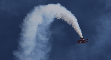 Kadın akrobasi pilotu Cumhuriyet'in 99. yaşını özel uçuşuyla kutladı