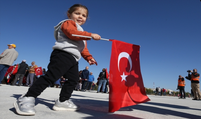 Kadın akrobasi pilotu Cumhuriyet'in 99. yaşını özel uçuşuyla kutladı