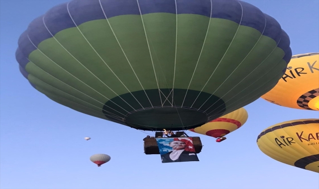 Kapadokya'da balonlar Türk bayrakları ve Atatürk posterleriyle uçtu