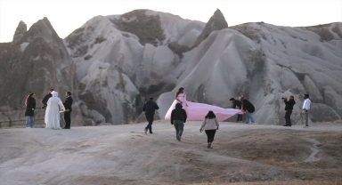 Kapadokya'da vadi, kanyon ve yamaçlar fotoğraf çektirenlere doğal dekor oluyor