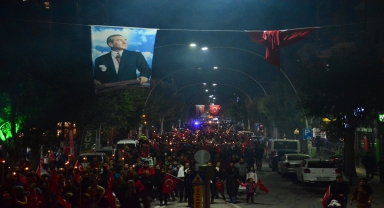 Karaman'da 29 Ekim Cumhuriyet Bayramı fener alayıyla kutlandı