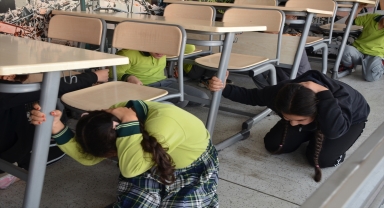 Karaman'da öğrenciler deprem bilincini eğitim tırında öğreniyor