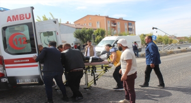 Karapınar'da elektrikli bisiklet ile kamyonun çarpıştığı kazada 2 kişi yaralandı 