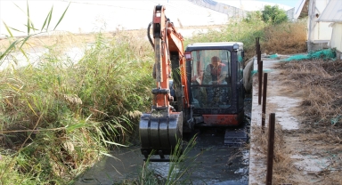 Kaş Belediyesi olası taşkınlara karşı su kanallarında temizlik çalışması başlattı