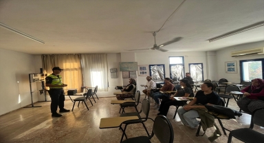 Kaş'ta jandarmadan sürücü adaylarına trafik eğitimi