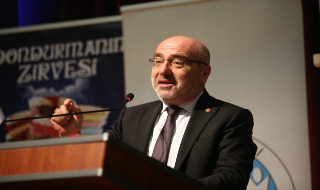Kayseri'de 3 bin üniversite öğrencisine dondurma dağıtıldı