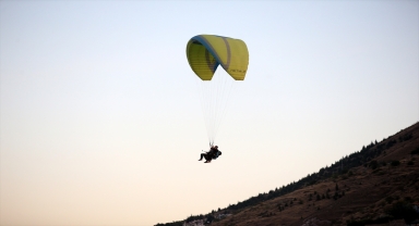 Kayseri'de kaymakamlar, turizme destek amacıyla yamaç paraşütüyle uçtu