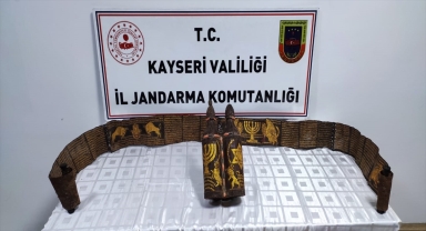 Kayseri'de tarihi eser niteliği taşıdığı değerlendirilen el yazması Tevrat ele geçirildi