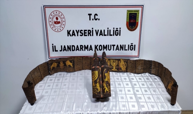 Kayseri'de tarihi eser niteliği taşıdığı değerlendirilen el yazması Tevrat ele geçirildi
