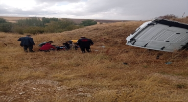 Kayseri'de tırın devrilmesi sonucu 2 kişi yaralandı