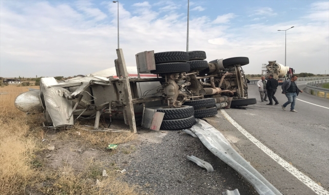 Kayseri'de virajı alamayan beton mikseri devrildi