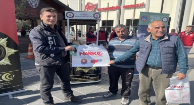 Kayseri Emniyet Müdürlüğü bağımlılıkla mücadele için broşür dağıttı