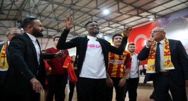 Kayserispor'un yönetici ve futbolcuları öğrencilerle buluştu