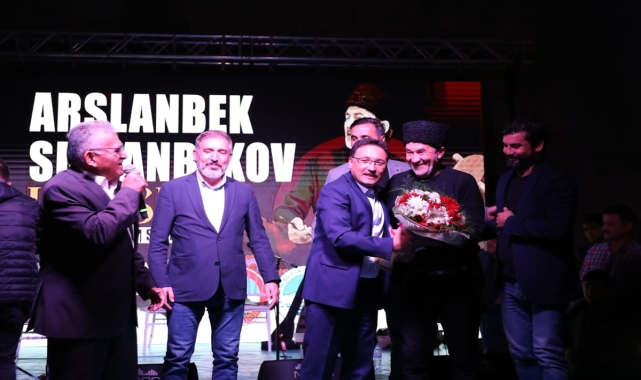 Kırgız halk ozanı Sultanbekov 8 asırlık Sultanhanı Kervansarayı'nda konser verdi