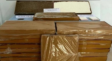 Kırıkkale'de jandarmadan kaçan zanlıların aracında makaron ve esrar ele geçirildi