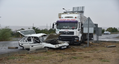 Kırıkkale'de tırla otomobilin çarpıştığı kazada 4 kişi yaralandı