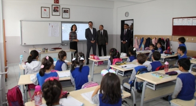 Kırıkkale Valisi Tekbıyıkoğlu'ndan okullara ziyaret