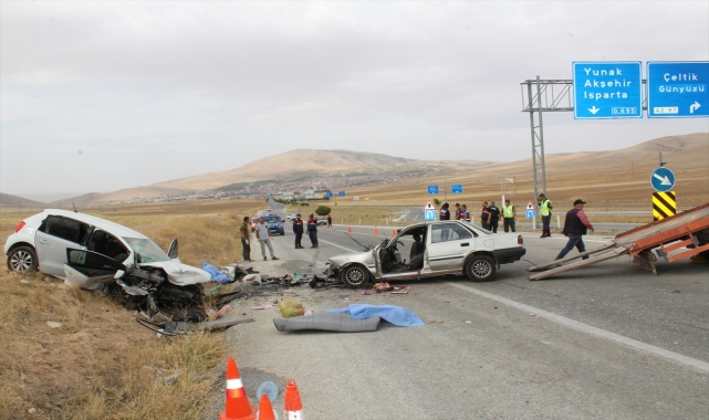 Konya'da iki otomobilin çarpıştığı kazada 4 kişi öldü, 3 kişi yaralandı