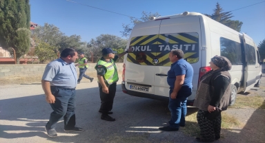 Korkuteli'de öğrenci ve servis şoförlerine trafik eğitimi verildi