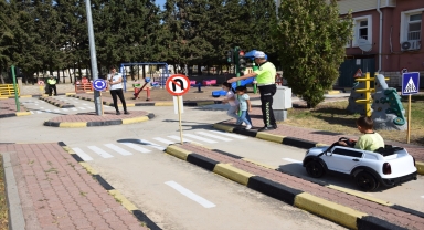 Kumluca'da anaokulu öğrencilerine uygulamalı trafik eğitimi verildi