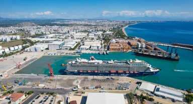 Malta bayraklı lüks yolcu gemisi Mein Schiff 6, Antalya'ya demir attı